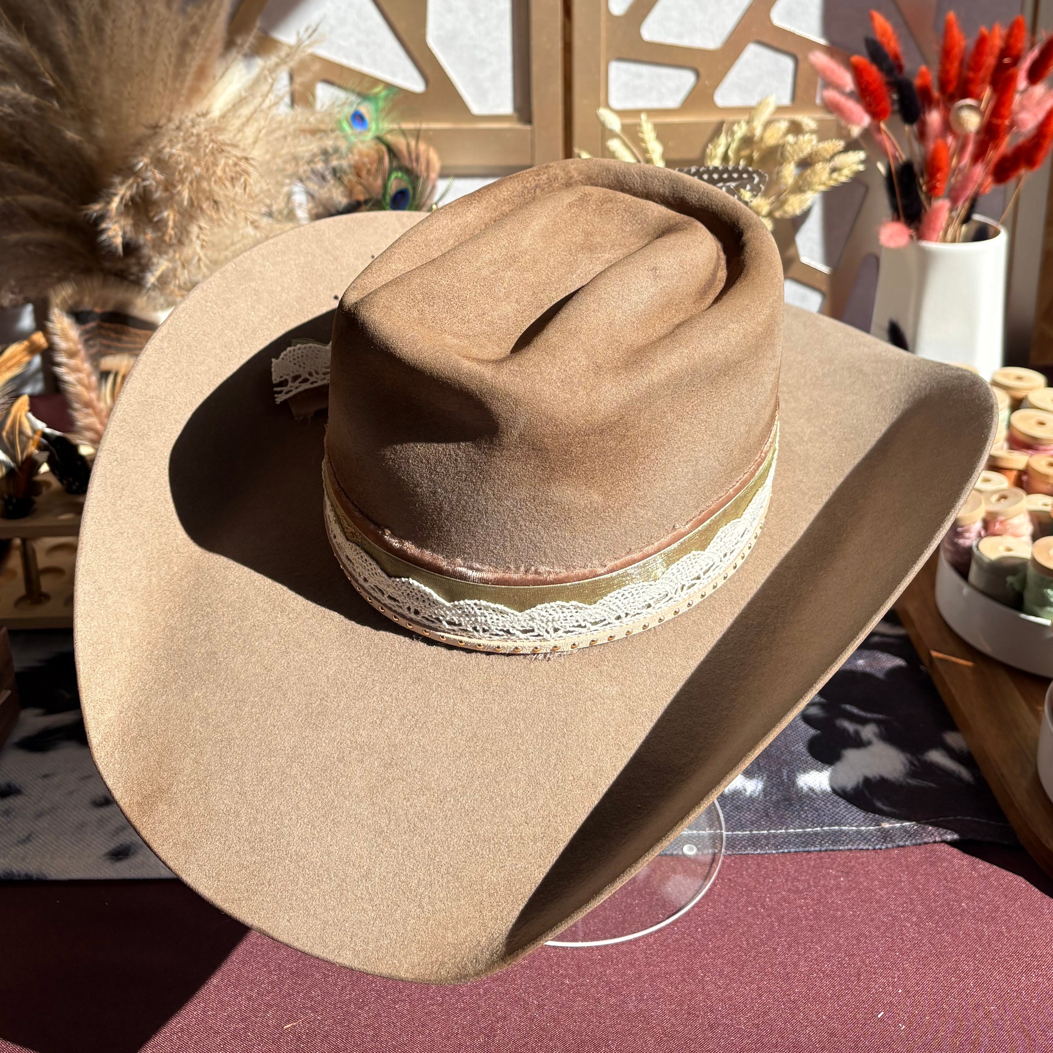 Rodeo King • 7 1/8 • Pecan • Horseshoe Crown