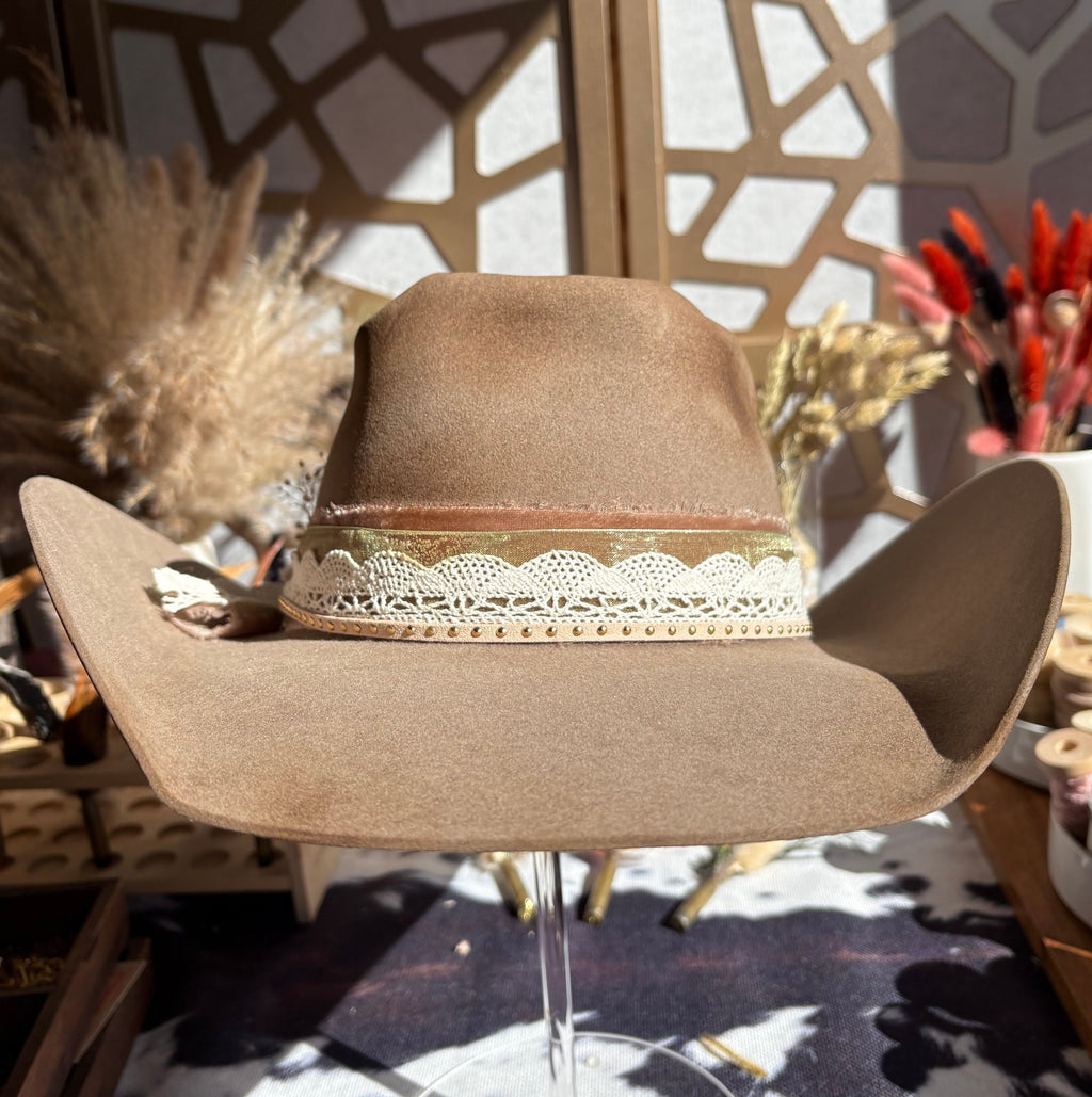Rodeo King • 7 1/8 • Pecan • Horseshoe Crown