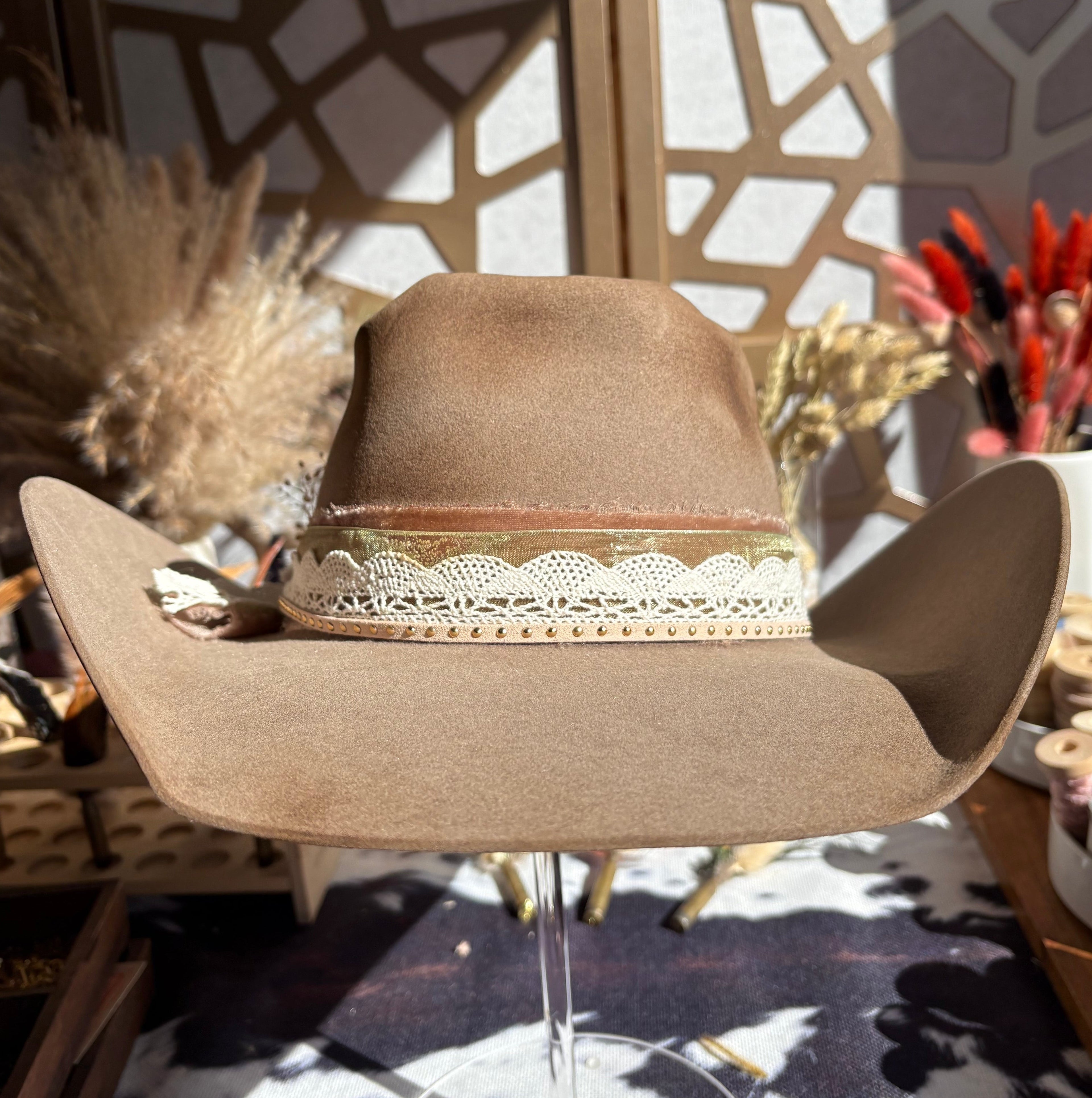 Rodeo King • 7 1/8 • Pecan • Horseshoe Crown